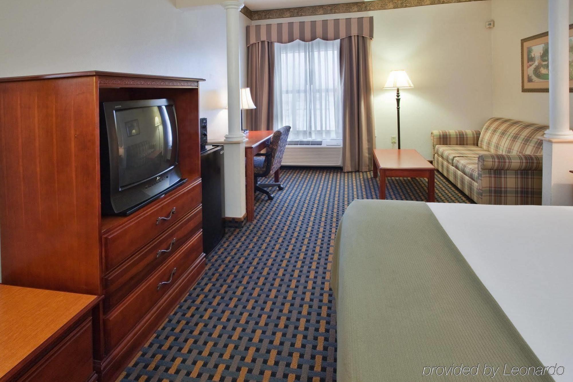 Holiday Inn Express Hotel & Suites Laurinburg By Ihg Номер фото